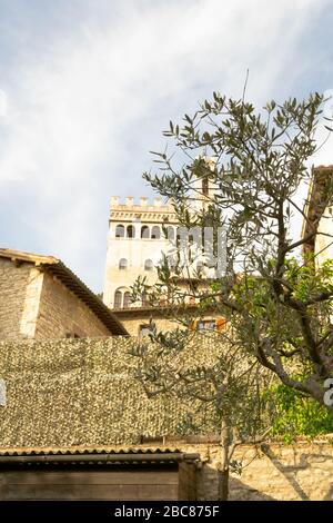 Gubbio, Mittelitalien. Von einer typischen engen Straße dieser Altstadt aus bietet sich ein eindrucksvoller Blick auf die Architektur dieser Stadt mit dem 'Palazzo dei Consoli'. Stockfoto