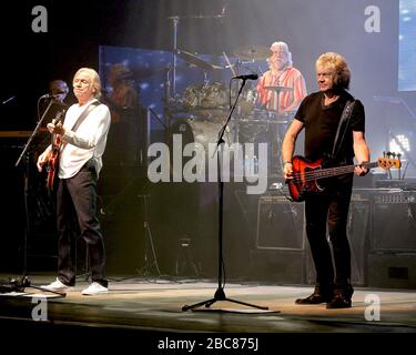 Justin Hayward, John Lodge und Graeme Edge of the Moody Blues treten im Kravis Center in West Palm Beach, Florida, auf. Stockfoto