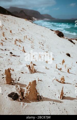 Bizarre Sandsteinformationen in der Mondlandschaft an der Küste der Insel Sao Vicente Kap Verde. Stockfoto