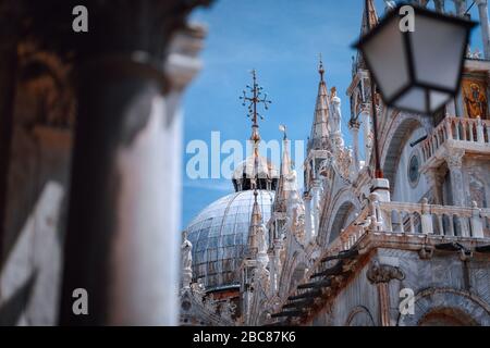 Nahaufnahme des Markuspels auf der Spitze der Markusbasilika in Venedig, Italien. Detailfassade gegen blauen Himmel. Italien, Europa. Stockfoto