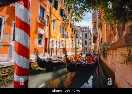 Gondeln Boot schwimmend in schmalen Kanal von Venedig Stadt an schönen, sonnigen Tag. Italien. Europa. Stockfoto