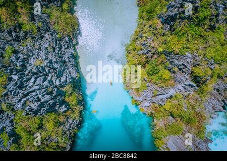 Luftbild von oben Blick auf den Eingang zur Big Lagoon auf der Insel Miniloc, El Nido, Palawan, Philippinen. Surreale Karstkalkgesteine. Stockfoto