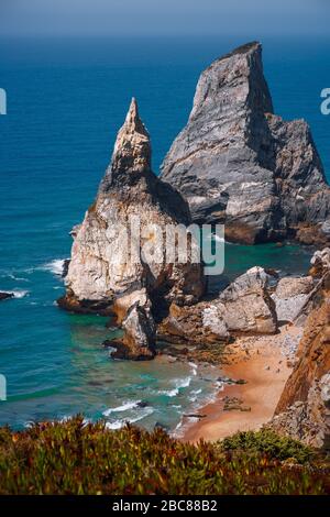 Berühmte Praia da Ursa Strand bei Tageslicht, Sintra, Portugal, Europa. Stockfoto