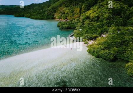 Luftaufnahme des türkisfarbenen Küstenwassers und der sandigen Bank im El Nido-Archipel Touristenziel Insel-Hopping, Snake Island. El Nido, Palawan, Phili Stockfoto