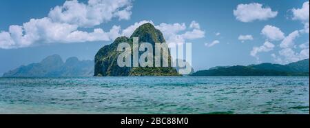 Panoramablick auf die beeindruckende Insel Pinagbuyutan im El Nido Palawan, dem Bacuit Archipel, Philippinen. Stockfoto