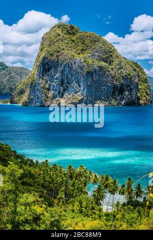 Einen atemberaubenden Blick auf die tropischen Küste mit Dschungel und Pinagbuyutan Insel im blauen Ozean El Nido, Palawan, Philippinen. Sehen müssen, die meisten einzigartigen Das Stockfoto