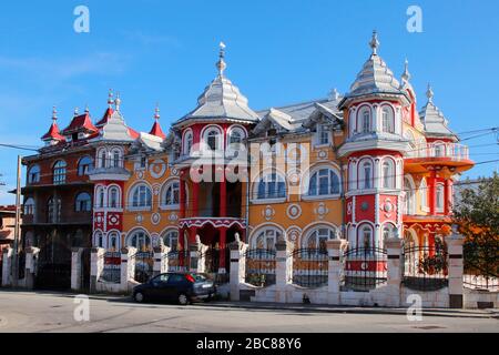 Luxuriöses Haus von Roma, genannt "tiganesti Gaumen" in Huedin, Rumänien Stockfoto