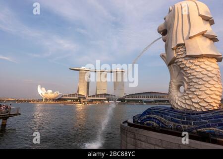 Der Merlion von hinten mit Blick auf die drei Türme des Marina Bay Sands, Singapur Stockfoto