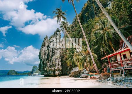 Philippinen, Palawan El Nido Island Hopping Tour von Karst Pinagbuyutan Insel, Felsen und verlassenen Haus. Stockfoto