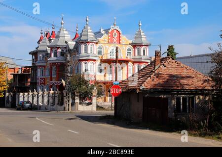 Luxuriöses Haus von Roma, genannt "tiganesti Gaumen" in Huedin, Rumänien Stockfoto