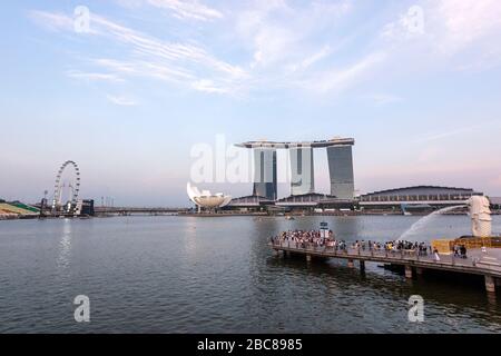 Der Merlion von hinten mit Blick auf die drei Türme des Marina Bay Sands, Singapur Stockfoto