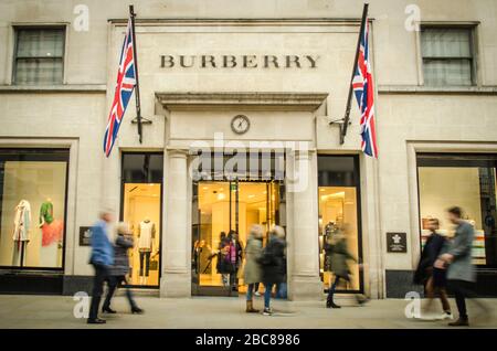 Burberry Store in der Bond Street, Mayfair - britische Luxusmodusmarke Stockfoto