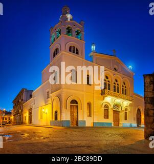 Kirche von San Nicolas de Bari beleuchtet in der Morgendämmerung, Santo Domingo, Dominikanische Republik Stockfoto