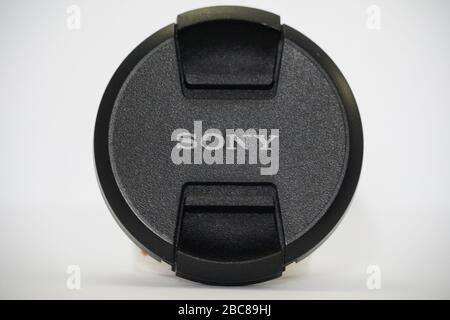 Objektivkappe von Sony auf weißem Hintergrund. Die Markenkappe des Kameraobjektivs bezeichnete Sony als Zubehör für diejenigen, deren Hobby in der Fotografie ist. : Udaipur Indien - Stockfoto