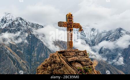 Panoramabild des Kreuzes von Condor, dem berühmten Ort im Colca Canyon für Vogelbeobachtung und die Andenkondor, Arequipa, Peru. Stockfoto