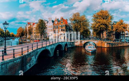 Panorama von Amsterdam. Berühmte Kanäle und Brücken bei warmem Nachmittagslicht. Niederlande. Stockfoto