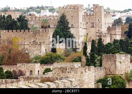 Der Palast des Großmeisters der Ritter von Rhodos auf Rhodos, Griechenland. Der Palast steht hinter den Stadtmauern. Stockfoto