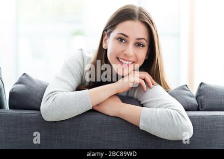 Junge Frau auf dem Sofa entspannen Stockfoto