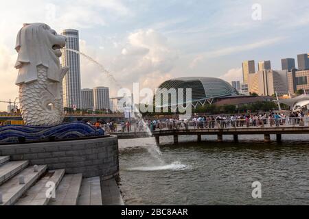 Der Merlion ist das offizielle Maskottchen von Singapur und Eingang der Esplanade - Theater an der Bucht, Stockfoto