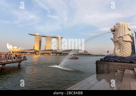 Der Merlion von hinten mit Blick auf die drei Türme des Marina Bay Sands, Singapur Stockfoto