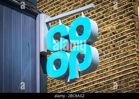 CO-op Lebensmittelgeschäft - lokale Version der britischen Supermarktkette - Außenlogo/Beschilderung - London Stockfoto