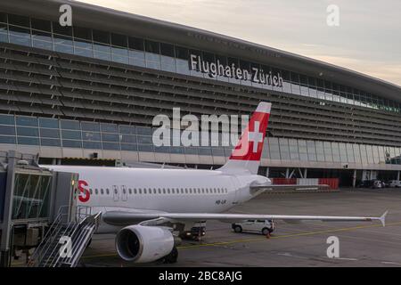 Die Haupthalle des Flughafens Zürich, ein Flugzeug der Swiss International Air Lines, parkte davor Stockfoto