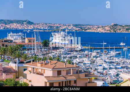 Hafen von Palau auf der insel sardinien mit farry- und Jachtbooten. Insel La Maddalena im Hintergrund. Stockfoto