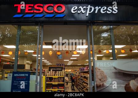 Tesco Express - lokale Version der großen britischen Supermarktkette - Außenlogo/Beschilderung - London Stockfoto