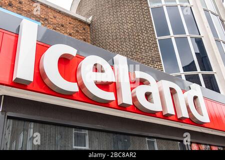 Island Foods - britischer Tiefkühl-Supermarkt - Außenlogo / Beschilderung - London Stockfoto