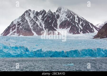 Smeerenburgbreen, kalbenden Gletscher in der Nähe von Reuschhalvøya in Albert ich Lande mündet in Bjørnfjorden, inneren Teil des Smeerenburgfjorden, Svalbard, Norwegen Stockfoto