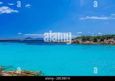 Klares, azurfarbenes Meerwasser am Strand von Capriccioli, Sardinien, Italien. Stockfoto