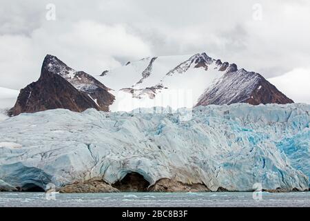 Smeerenburgbreen, kalbenden Gletscher in der Nähe von Reuschhalvøya in Albert ich Lande mündet in Bjørnfjorden, inneren Teil des Smeerenburgfjorden, Svalbard, Norwegen Stockfoto