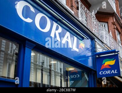 Coral, High Street Bookmaker / Wettshop Exterieur Logo / Signage - London Stockfoto