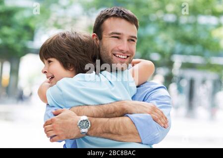 Vater und Kind spielen im Freien Stockfoto