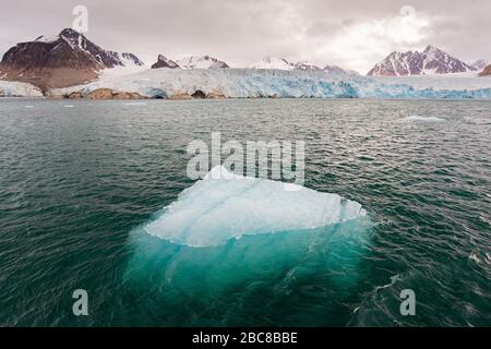 Smeerenburgbreen, kalbenden Gletscher in der Nähe von Reuschhalvøya in Albert ich Lande mündet in Bjørnfjorden, inneren Teil des Smeerenburgfjorden, Svalbard, Norwegen Stockfoto