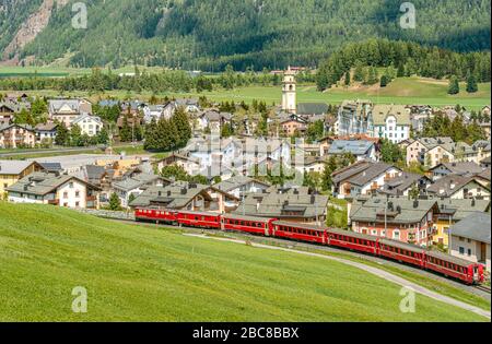 Bahn der Rhätischen Bahn bei Celerina Schlarigna im Sommer, Graubünden, Schweiz Stockfoto