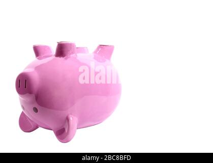 Horizontale Seitenansicht, aufgenommen von einem rosafarbenen, piggy Bank auf dem Rücken auf der linken Seite des Bildes. Weißer Hintergrund mit viel Kopierbereich. Stockfoto