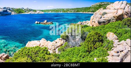 Smaragdgrünes Meerwasser und Felsen auf der Insel Küste von La Maddalena, Sardinien, Italien. Stockfoto