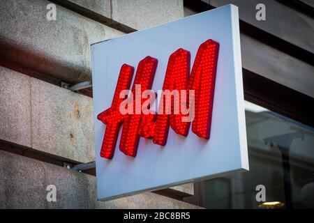 H&M-Shop - britische Modemarke für High Street - Außenlogo/Beschilderung - London Stockfoto