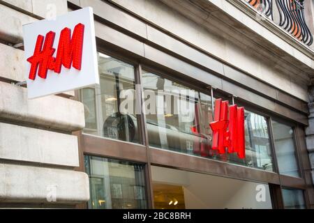 H&M-Shop - britische Modemarke für High Street - Außenlogo/Beschilderung - London Stockfoto