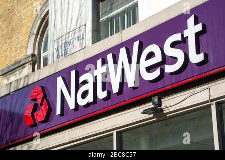 NatWest - britische hgih Street Bank Branch, Außenlogo / Beschilderung - London Stockfoto