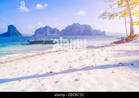 Banca Boot am Strand von Ipil Abend Sonnenlicht auf Inabuyatan Island, El Nido, Palawan, Philippinen. Stockfoto