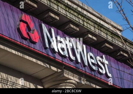 NatWest - britische hgih Street Bank Branch, Außenlogo / Beschilderung - London Stockfoto