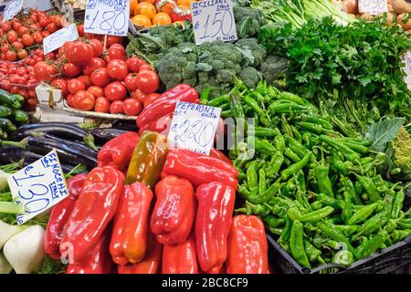 Verschiedene Gemüsesorten zum Verkauf auf einem Markt in Italien Stockfoto