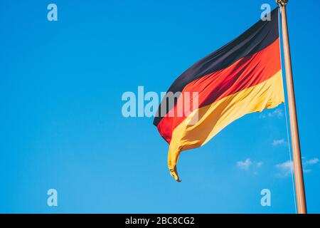 Deutsche Nationalflaggen auf blauem Himmelshintergrund. Stockfoto