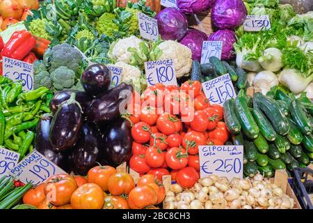 Große Auswahl an frischem Gemüse zum Verkauf auf einem Markt Stockfoto