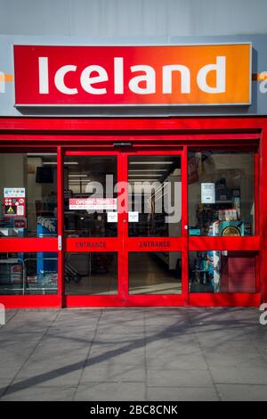 Island Foods - britischer Tiefkühl-Supermarkt - Außenlogo / Beschilderung - London Stockfoto