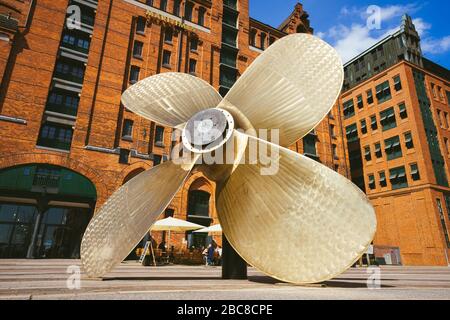 Hamburg, Riesenvierblatt-Schiffspropeller vor dem Internationalen Seefahrtsmuseum im Hamburger Stadtteil Speicherstadt. Stockfoto