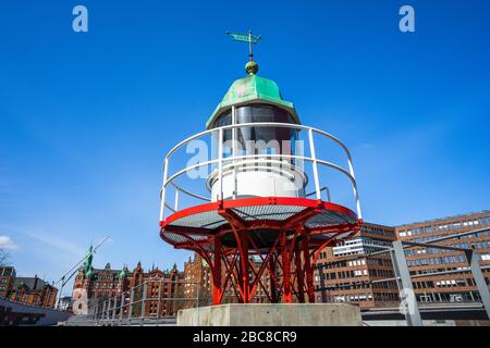 Altes Leuchtfeuer oder kleiner Leuchtturm in der Hamburger Hafencity. Stockfoto