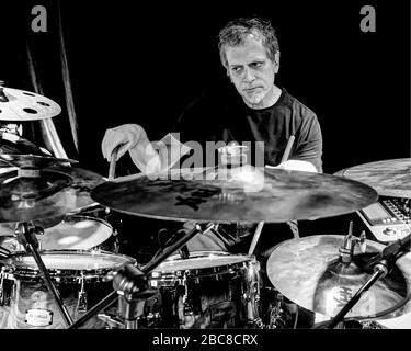 Schlagzeuger Dave Weckl wärmt sich vor einem Auftritt mit Oz Noy am 3rd und Lindsley in Nashville, Tennessee auf. Stockfoto